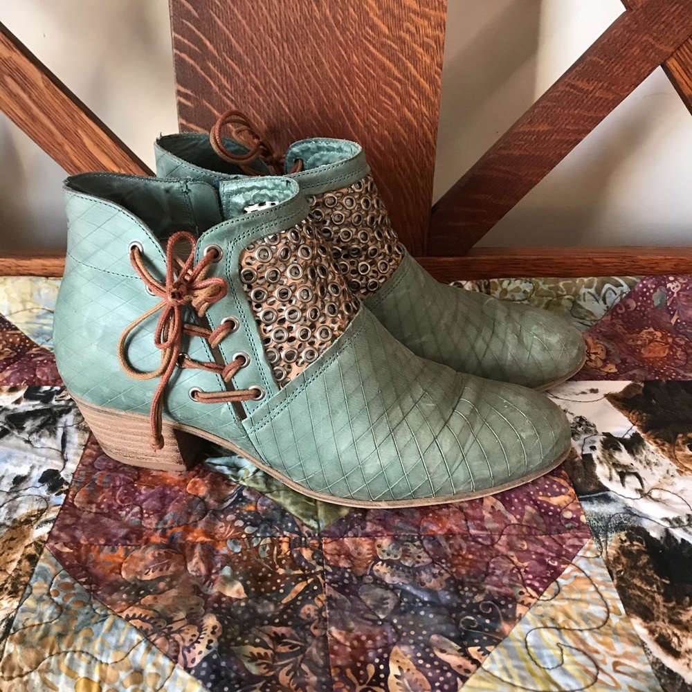 Cute booties size 38